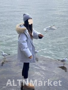 Белая утка вниз 2025 год Новый стиль синий рабочая одежда паркер вниз куртка женская средняя школа длинный стиль енот мех большой меховой воротник зимняя одежда