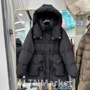 Специальная белая утка вниз 2025 зима новый стиль прокачки веревки талии зажимать похудения свободный Fit средней длины стиль вниз куртка женщины утолщенный пальто